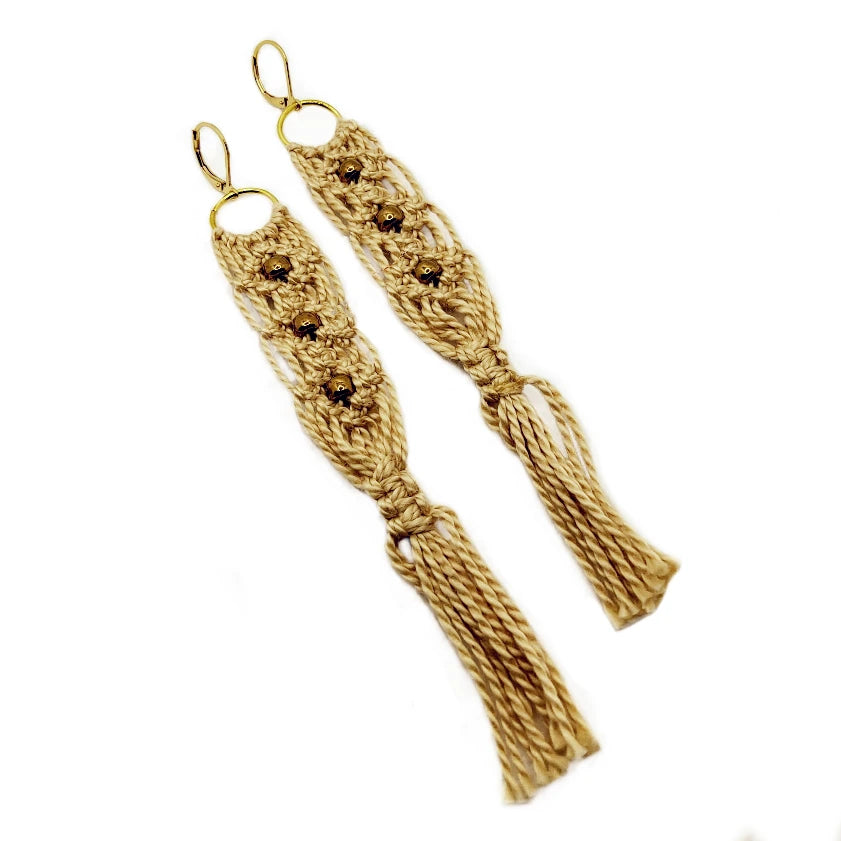 Le Troisième Songe Orecchini Macramè beige con perline color bronzo.

Fatta a mano. 

Pezzo unico.

