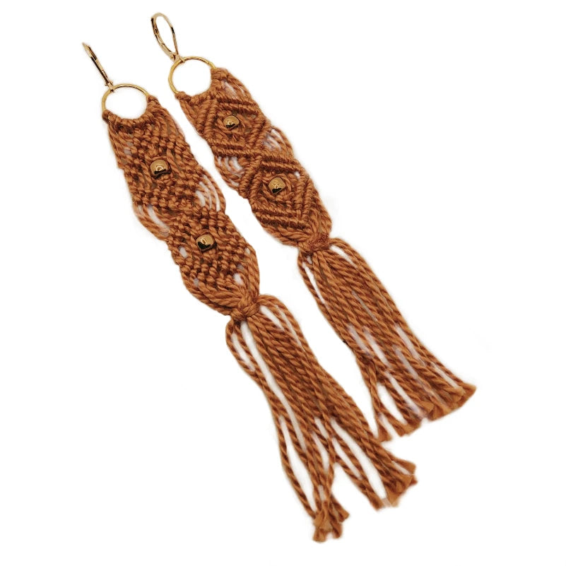 Le Troisième Songe Orecchini Macramè nocciola con perline color bronzo.

Fatta a mano. 

Pezzo unico.

