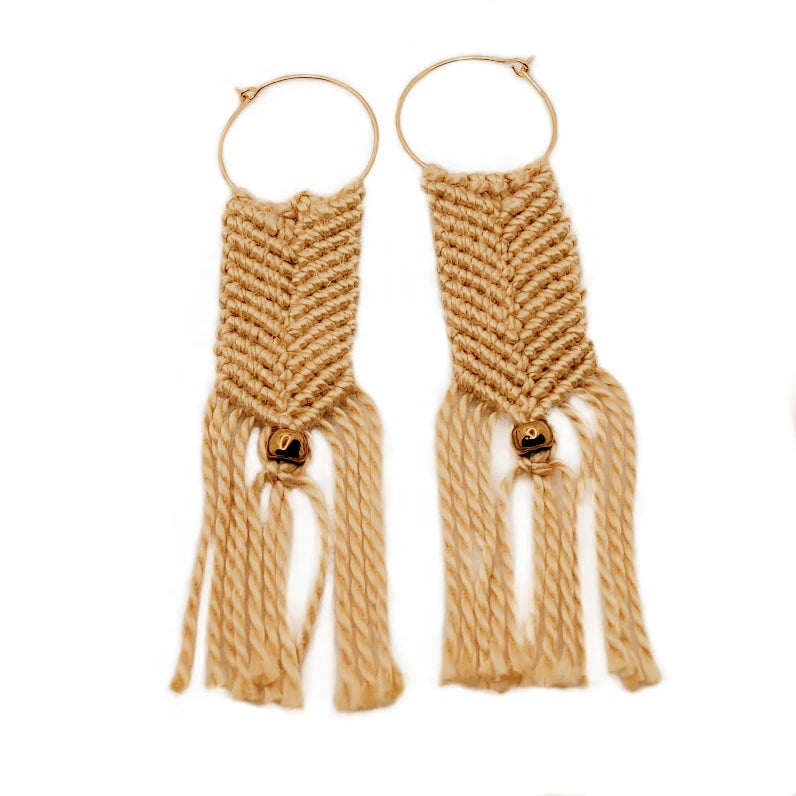 Le Troisième Songe Orecchini Macramè beige con perline color bronzo.

Fatta a mano. 

Pezzo unico.

