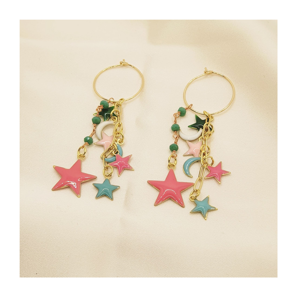 Le Troisième Songe Orecchini con charms, stelle colorate, metallo dorato nichel free, lunghezza cm 7. Bigiotteria elegante. Orecchini donna. Orecchini pendenti. Orecchini fatti a mano. Orecchini eleganti. Orecchini gioiello. Orecchini artigianali. Gioielli artigianali. Orecchini fatti a mano. Gioielli unici.