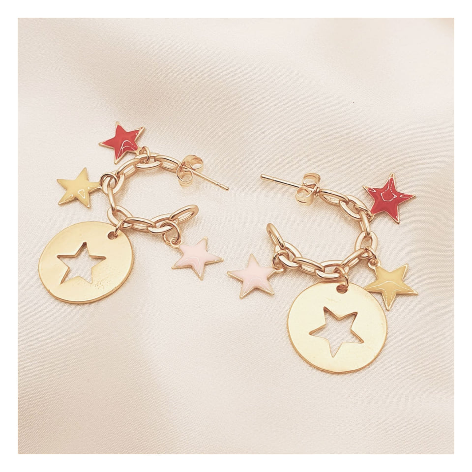 Le Troisième Songe Orecchini a cerchio con charms stelle in metallo dorato e smaltato nichel free lunghezza cm 2,5. Bigiotteria elegante. Orecchini donna. Orecchini pendenti. Orecchini fatti a mano. Orecchini eleganti. Orecchini artigianali. Gioielli artigianali. Orecchini fatti a mano. Orecchini a cerchio. 
