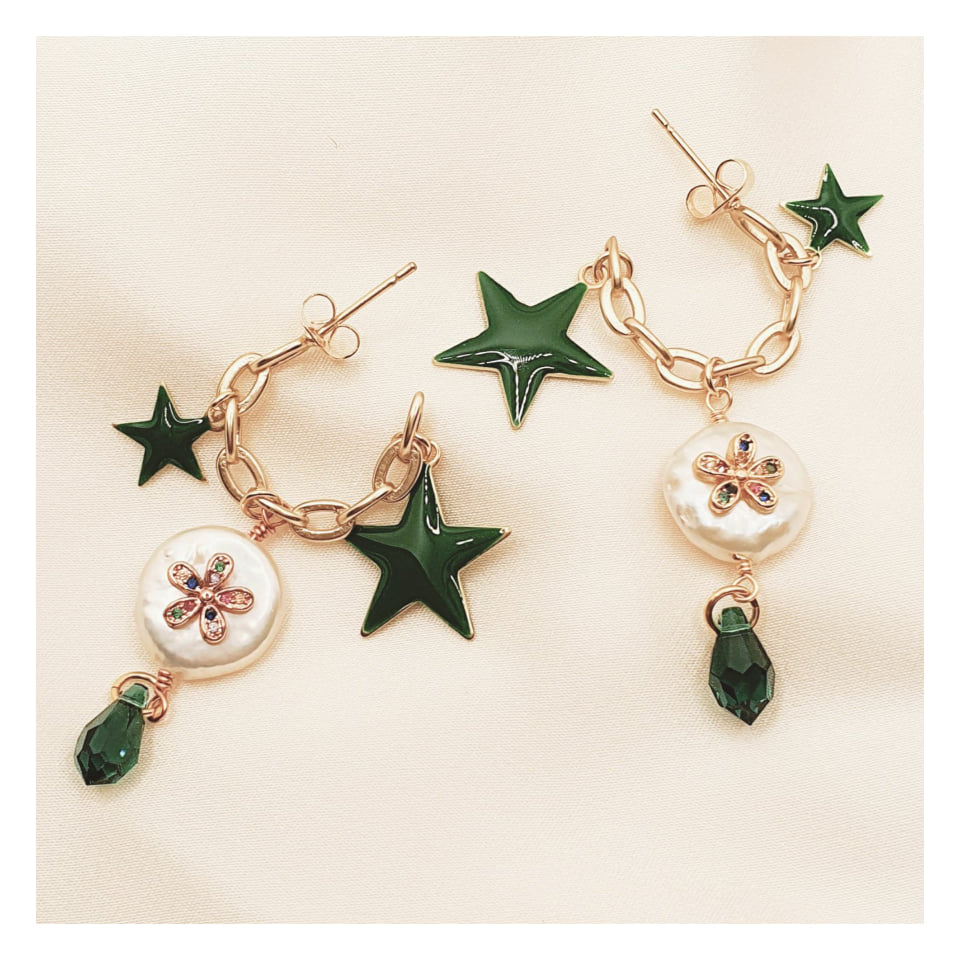 Le Troisième Songe Orecchini cerchio con charms, perle, lunghezza cm 3,5. Bigiotteria elegante. Orecchini donna. Orecchini particolari. Orecchini pendenti. Orecchini fatti a mano. Orecchini eleganti. Orecchini gioiello. Orecchini pendenti artigianali. Gioielli artigianali. Orecchini fatti a mano Milano. Gioielli unici.