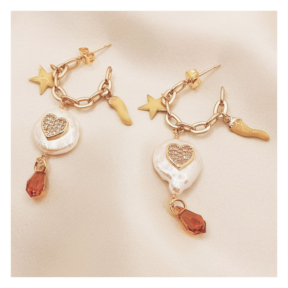Le Troisième Songe Orecchini cerchio con charms, perle, lunghezza cm 3,5. Bigiotteria elegante. Orecchini donna. Orecchini particolari. Orecchini pendenti. Orecchini fatti a mano. Orecchini eleganti. Orecchini gioiello. Orecchini pendenti artigianali. Gioielli artigianali. Orecchini fatti a mano Milano. Gioielli unici.