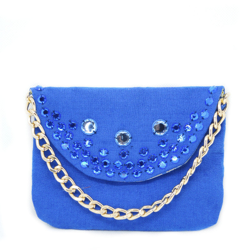 Le Troisième Songe borsa in tessuto blu fatta a mano cm 17x13 circa, foderata, con applicazione di cabochon rotondi blu e manico con catena dorata. Pezzi unici. Borse da donna. Borse fatte a mano in tessuti colorati. Borse a tracolla. Borse artigianali. Pochette fatte a mano. Borse di stoffa.