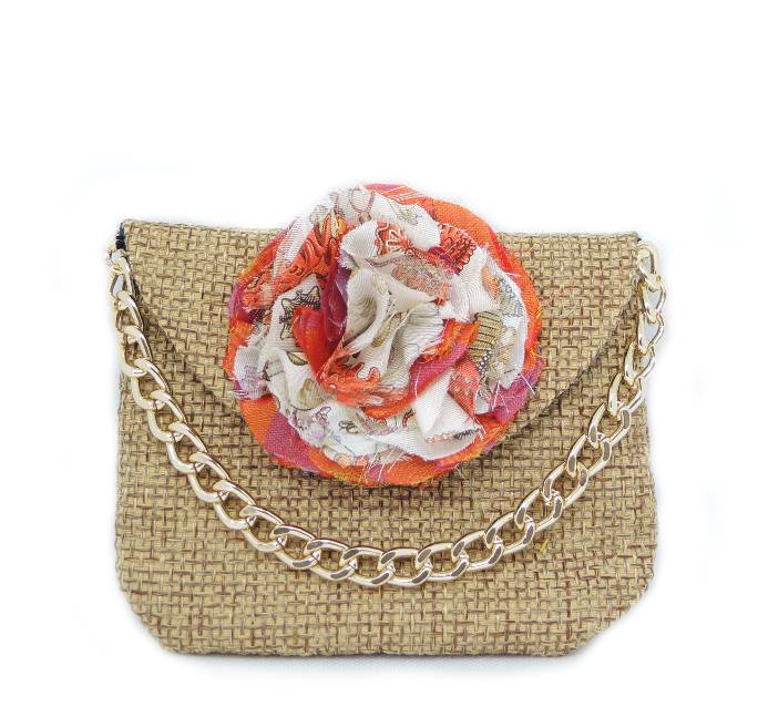 Le Troisième Songe borsa in tessuto tipo iuta fatta a mano cm 17x13 circa, foderata, con applicazione di fiore in tessuto e manico con catena dorata. Pezzi unici. Borse da donna. Borse fatte a mano in tessuti colorati. Borse a tracolla. Borse artigianali. Pochette fatte a mano. Borse di stoffa.