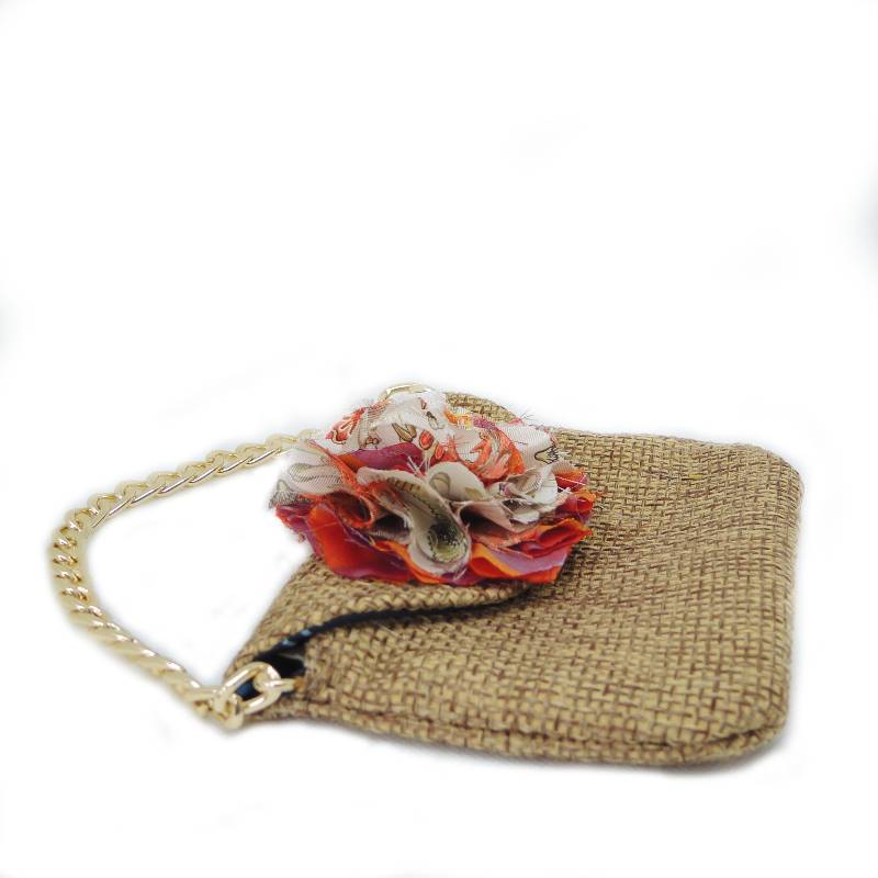 Le Troisième Songe borsa in tessuto tipo iuta fatta a mano cm 17x13 circa, foderata, con applicazione di fiore in tessuto e manico con catena dorata. Pezzi unici. Borse da donna. Borse fatte a mano in tessuti colorati. Borse a tracolla. Borse artigianali. Pochette fatte a mano. Borse di stoffa.