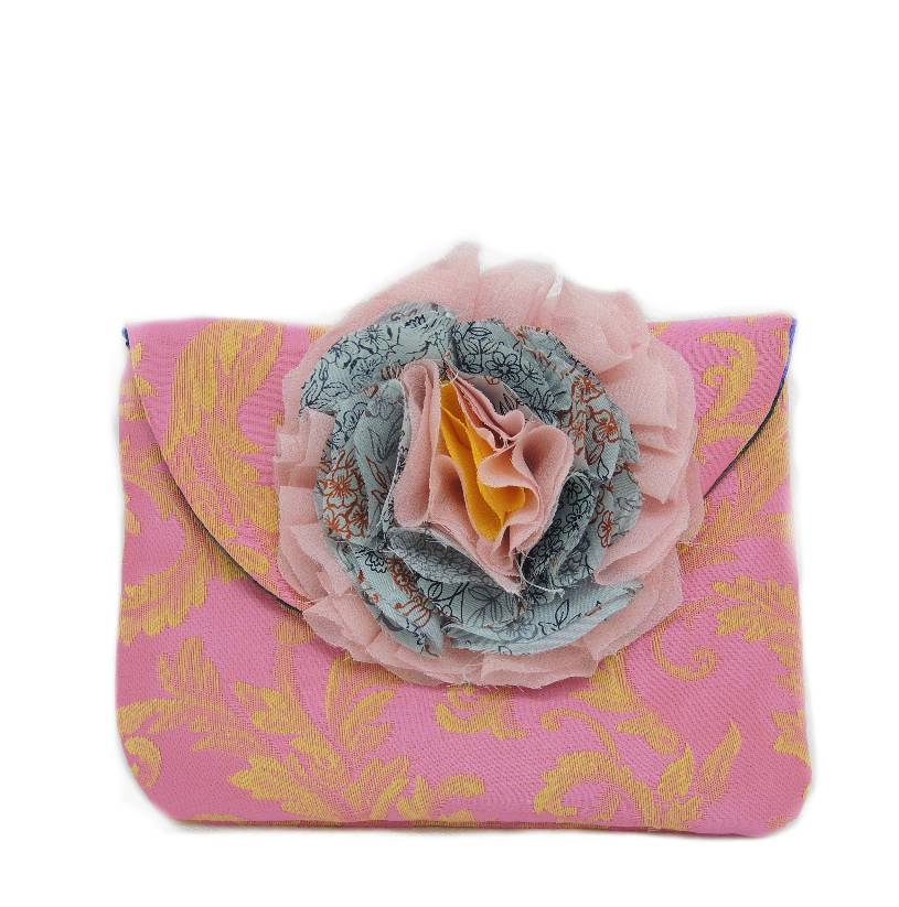 Le Troisième Songe pochette in tessuto rosa damascato fatta a mano cm 17x13 circa, foderata, con applicazione di fiore in tessuto. Pezzi unici. Borse da donna. Borse fatte a mano in tessuti colorati. Borse a tracolla. Borse artigianali. Pochette fatte a mano. Borse di stoffa.