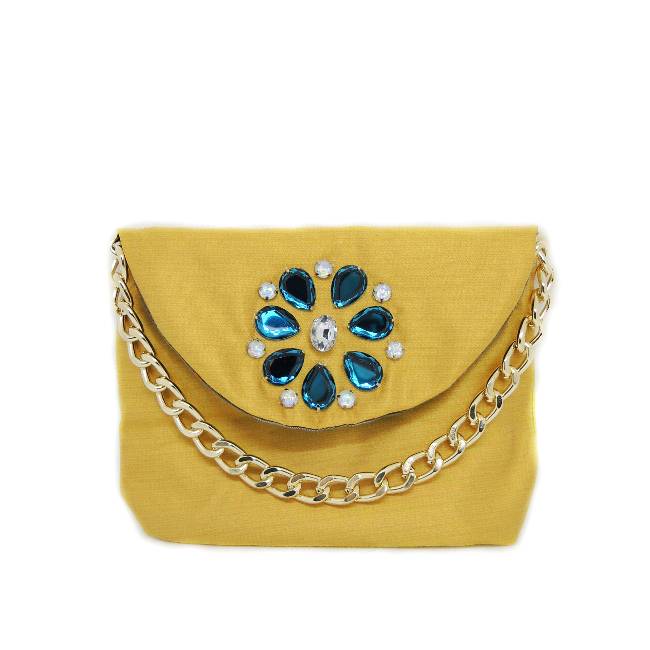 Le Troisième Songe borsa in tessuto color oro fatta a mano cm 17x13 circa, foderata, con applicazione di cabochon colorati e manico con catena dorata. Pezzi unici. Borse da donna. Borse fatte a mano in tessuti colorati. Borse a tracolla. Borse artigianali. Pochette fatte a mano. Borse di stoffa.
