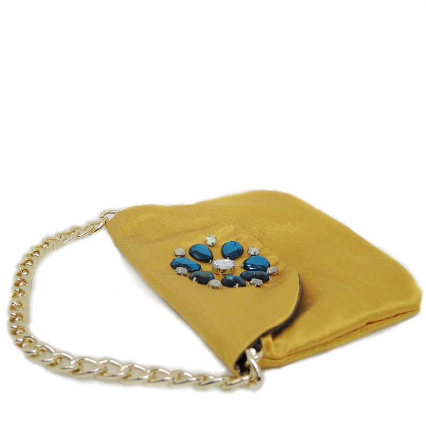 Le Troisième Songe borsa in tessuto color oro fatta a mano cm 17x13 circa, foderata, con applicazione di cabochon colorati e manico con catena dorata. Pezzi unici. Borse da donna. Borse fatte a mano in tessuti colorati. Borse a tracolla. Borse artigianali. Pochette fatte a mano. Borse di stoffa.