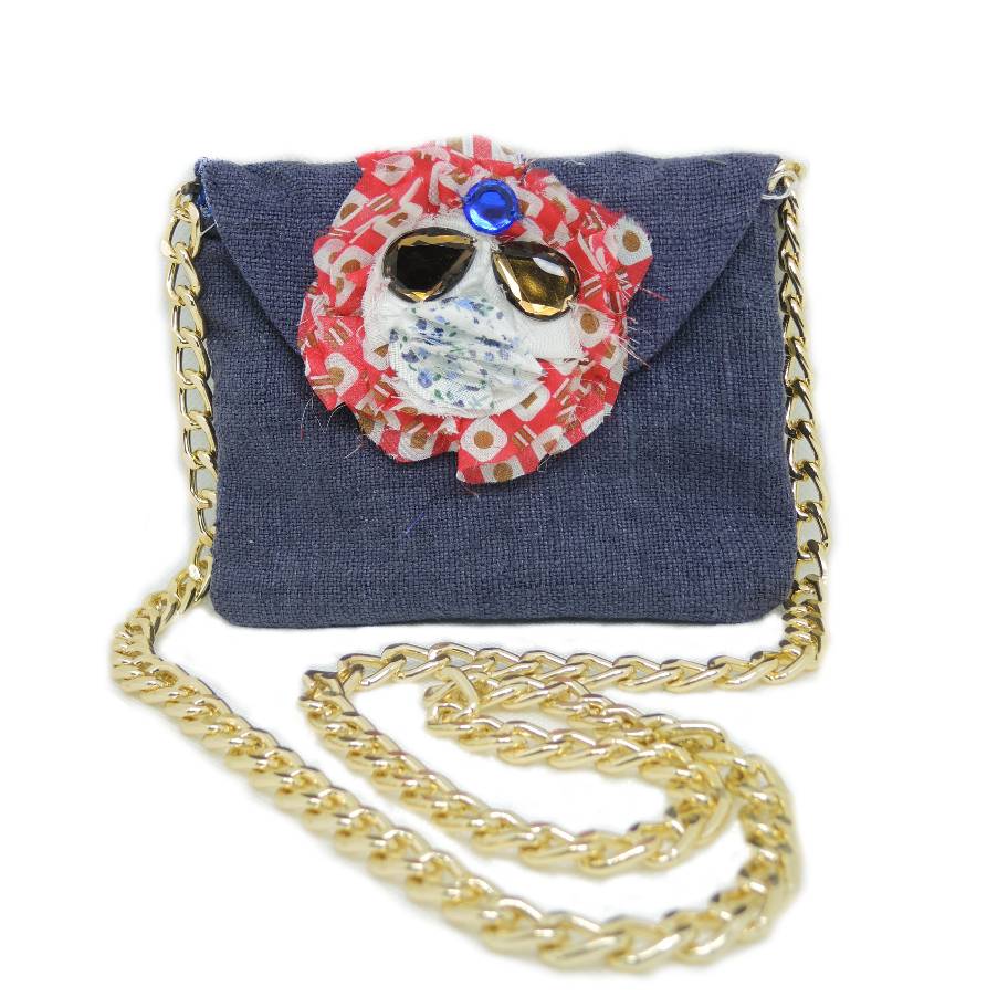 Le Troisième Songe borsa in tessuto blu fatta a mano cm 17x13 circa, foderata, con applicazione di fiore in tessuto, cabochon colorati e tracolla con catena dorata. Pezzi unici. Borse da donna. Borse fatte a mano in tessuti colorati. Borse a tracolla. Borse artigianali. Pochette fatte a mano. Borse di stoffa.