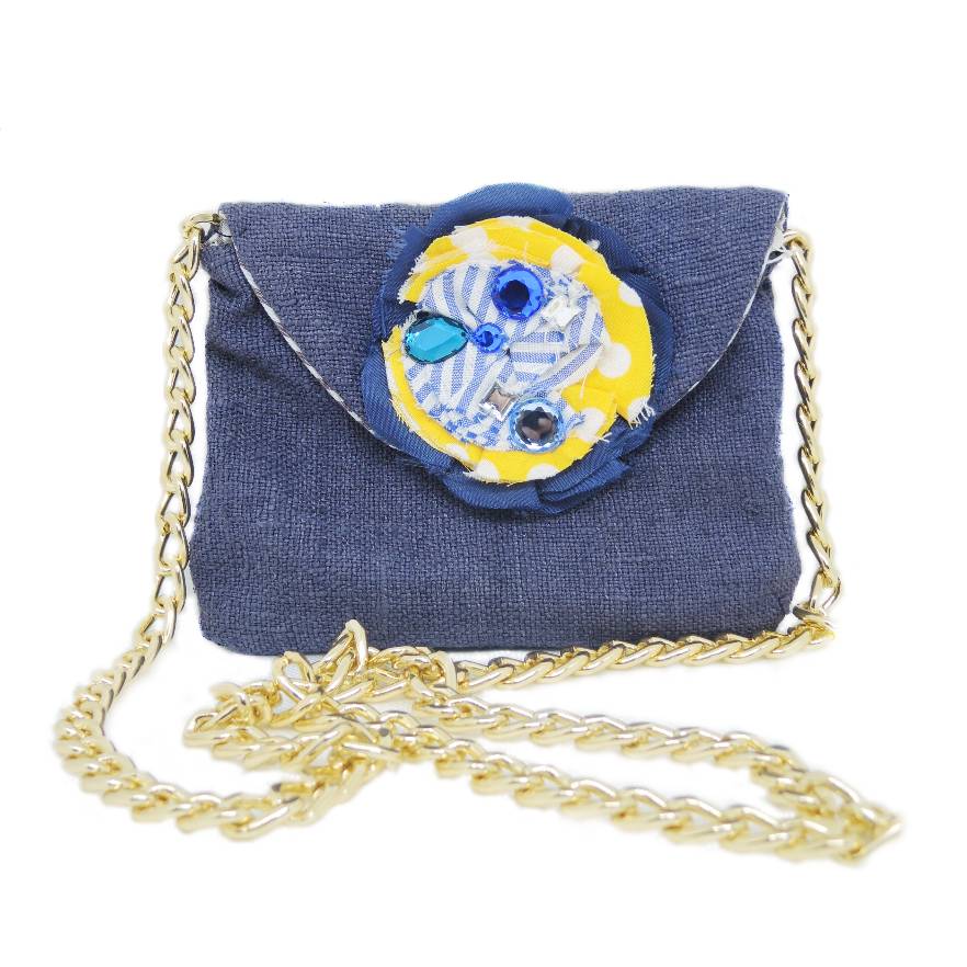 Le Troisième Songe borsa in tessuto blu fatta a mano cm 17x13 circa, foderata, con applicazione di fiore in tessuto, cabochon colorati e tracolla con catena dorata. Pezzi unici. Borse da donna. Borse fatte a mano in tessuti colorati. Borse a tracolla. Borse artigianali. Pochette fatte a mano. Borse di stoffa.