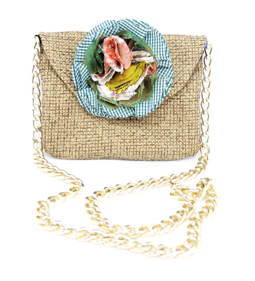 Le Troisième Songe borsa in tessuto tipo iuta fatta a mano cm 17x13 circa, foderata, con applicazione di fiore in tessuto e tracolla con catena dorata. Pezzi unici. Borse da donna. Borse fatte a mano in tessuti colorati. Borse a tracolla. Borse artigianali. Pochette fatte a mano. Borse di stoffa.