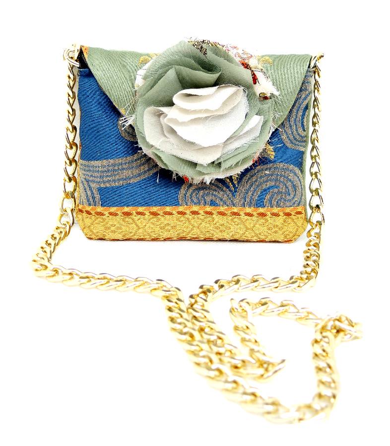 Le Troisième Songe borsa in tessuto blu fatta a mano cm 17x13 circa, foderata, con applicazione fiore in tessuto e tracolla con catena dorata. Pezzi unici. Borse da donna. Borse fatte a mano in tessuti colorati. Borse a tracolla. Borse artigianali. Pochette fatte a mano. Borse di stoffa.
