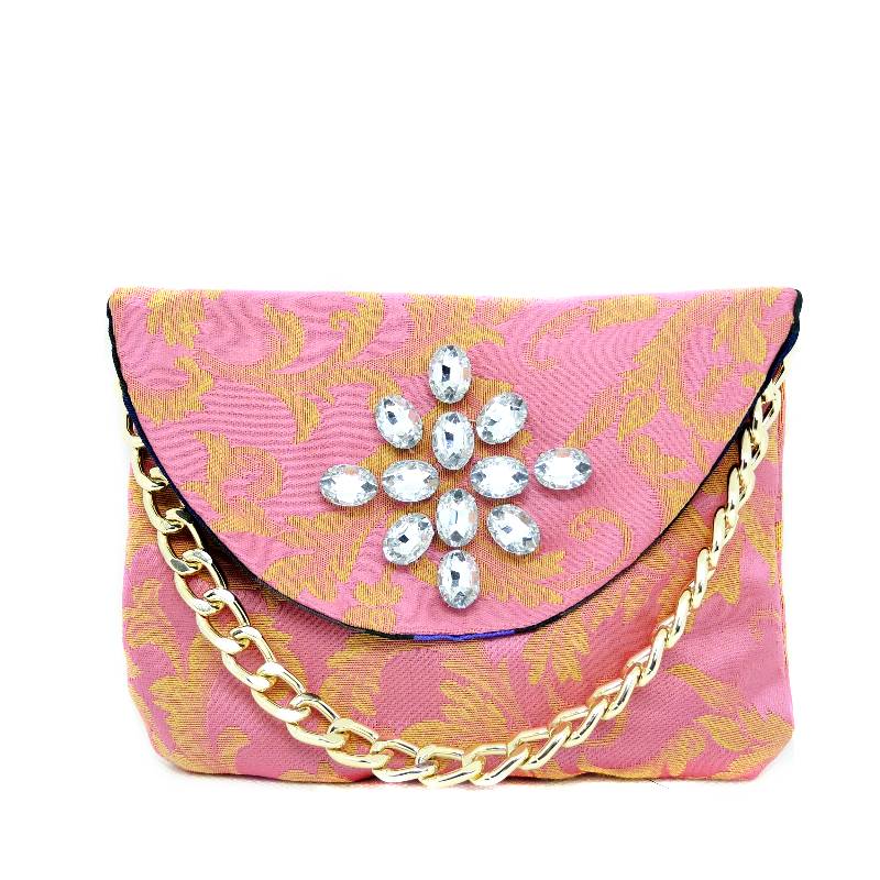 Le Troisième Songe borsa in tessuto rosa damascato fatta a mano cm 17x13 circa, foderata, con applicazione di cabochon strass e manico con catena dorata. Pezzi unici. Borse da donna. Borse fatte a mano in tessuti colorati. Borse a tracolla. Borse artigianali. Pochette fatte a mano. Borse di stoffa.