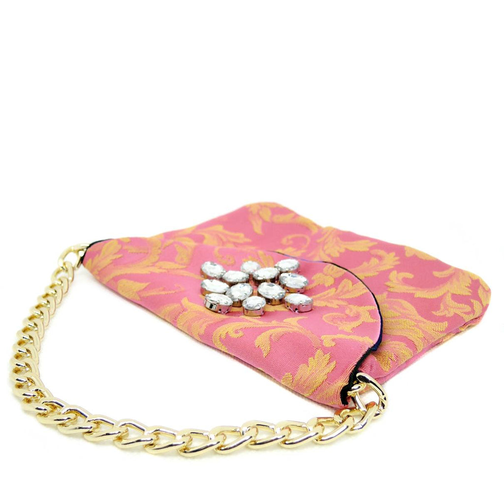Le Troisième Songe borsa in tessuto rosa damascato fatta a mano cm 17x13 circa, foderata, con applicazione di cabochon strass e manico con catena dorata. Pezzi unici. Borse da donna. Borse fatte a mano in tessuti colorati. Borse a tracolla. Borse artigianali. Pochette fatte a mano. Borse di stoffa.