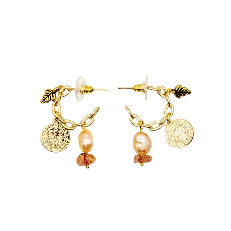 Le Troisième Songe Orecchini a cerchio con charms, pietre dure, perle. Bigiotteria elegante. Orecchini donna. Orecchini particolari. Orecchini pendenti. Orecchini fatti a mano. Orecchini eleganti. Orecchini gioiello. Orecchini pendenti artigianali. Gioielli artigianali. Orecchini fatti a mano Milano. Gioielli unici.