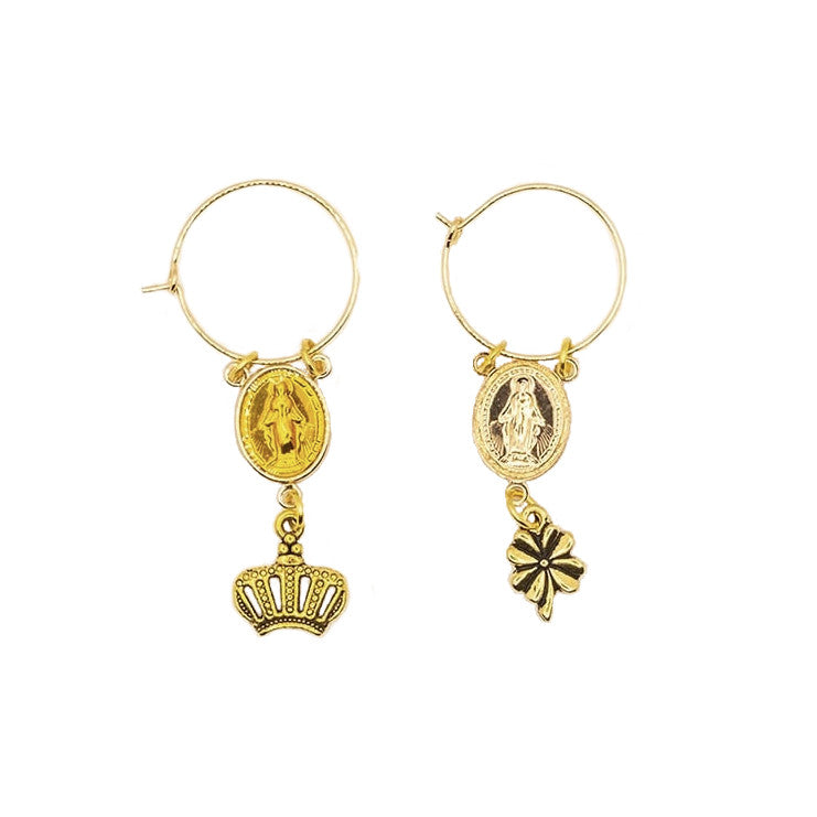 Le Troisième Songe Orecchini a cerchio con charms, lunghi circa cm 4. Bigiotteria elegante. Orecchini donna. Orecchini particolari. Orecchini pendenti. Orecchini fatti a mano. Orecchini eleganti. Orecchini gioiello. Orecchini pendenti artigianali. Gioielli artigianali. Orecchini fatti a mano Milano. Gioielli unici.