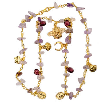 Le Troisième Songe collana con charms e pietre dure, lunghezza cm 50, metallo dorato nichel free. Collana fatta a mano. Pezzo unico. Collane bigiotteria particolari. Collane corte. Collana donna. Collana donna girocollo. Collane moderne. Collane boho. Collane romantiche.