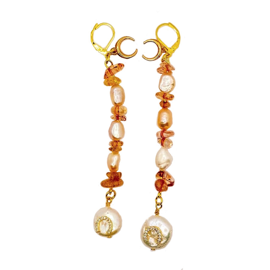 Le Troisième Songe Orecchini con pietre dure e perle, metallo dorato nichel free. Bigiotteria elegante. Orecchini donna. Orecchini particolari. Orecchini pendenti. Orecchini fatti a mano. Orecchini eleganti. Orecchini gioiello. Gioielli artigianali. Bigiotteria fatta a mano. Gioielli unici. Orecchini lunghi.