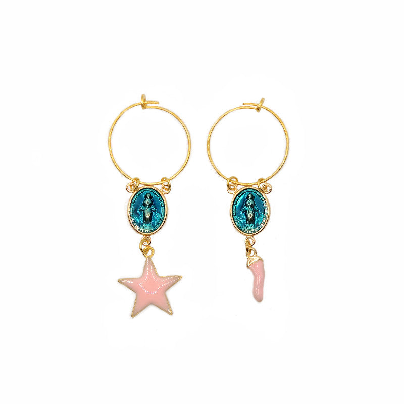 Le Troisième Songe Orecchini a cerchio con charms. Bigiotteria elegante. Orecchini donna. Orecchini particolari. Orecchini pendenti. Orecchini fatti a mano. Orecchini eleganti. Orecchini gioiello. Orecchini pendenti artigianali. Gioielli artigianali. Orecchini fatti a mano Milano. Gioielli unici.