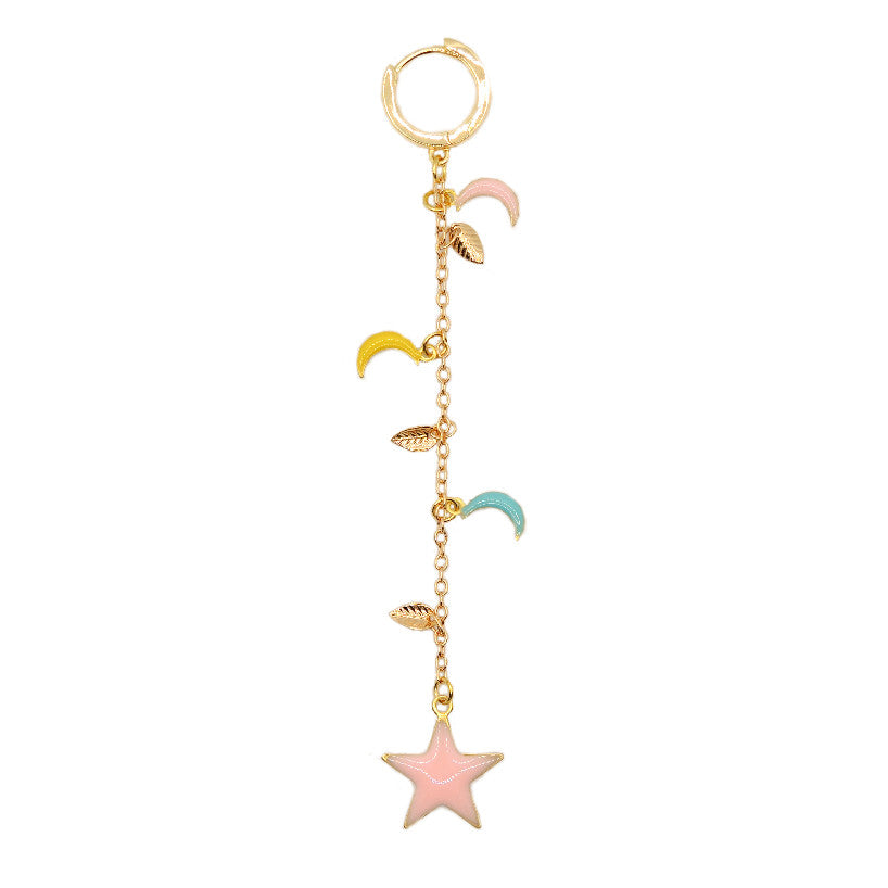 Le Troisième Songe mono orecchino a cerchio con charms. Bigiotteria elegante. Orecchini donna. Orecchini particolari. Orecchini pendenti. Orecchini fatti a mano. Orecchini eleganti. Orecchini gioiello. Orecchini pendenti artigianali. Gioielli artigianali. Orecchini fatti a mano Milano. Gioielli unici. Orecchino singolo