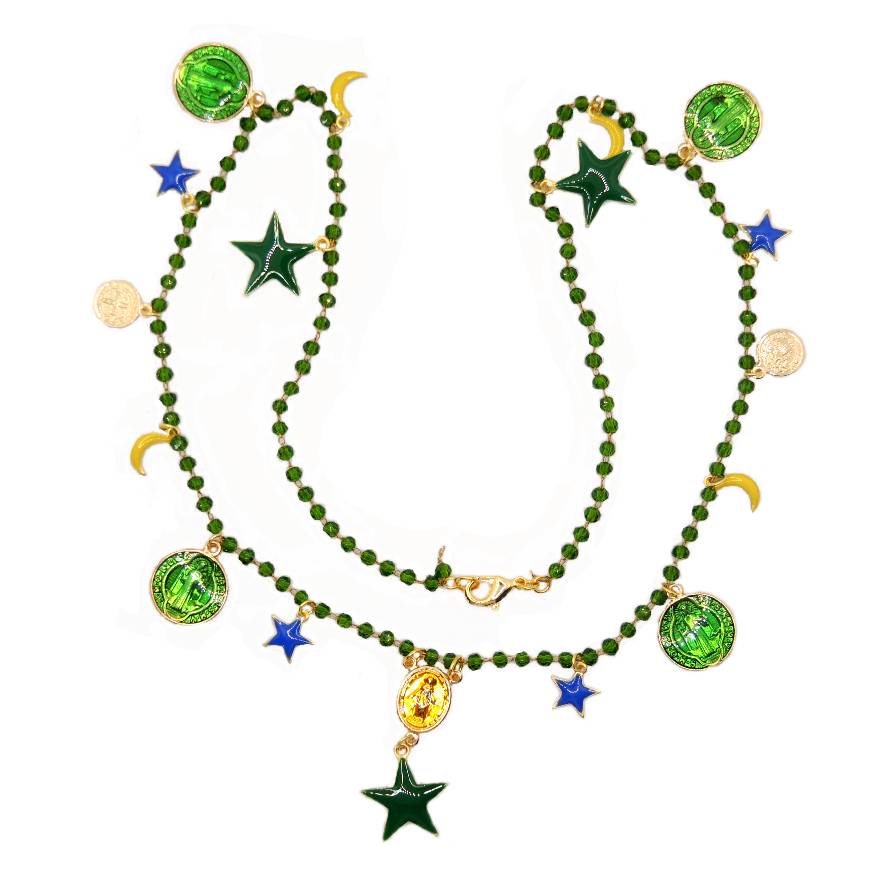 Le Troisième Songe collana con charms colorati verdi blu oro gialli, metallo dorato nichel free, lunghezza cm 25. Collana fatta a mano. Pezzo unico. Collane bigiotteria particolari. Collane corte. Collana donna. Collana donna girocollo. Collane moderne. Collane boho. Collane romantiche.