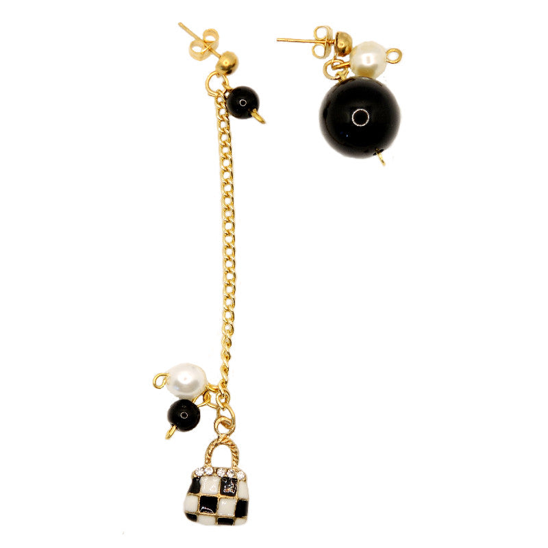 Le Troisième Songe Orecchini con charms e perle, metallo dorato nichel free, lunghezza cm 9,5. Bigiotteria elegante. Orecchini donna. Orecchini particolari. Orecchini pendenti. Orecchini fatti a mano. Orecchini asimmetrici. Orecchini gioiello. Gioielli artigianali. Orecchini fatti a mano. Gioielli unici.