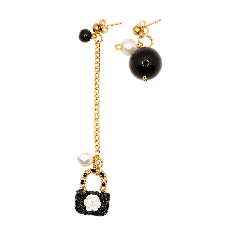 Le Troisième Songe Orecchini con charms e perle, metallo dorato nichel free, lunghezza cm 9,5. Bigiotteria elegante. Orecchini donna. Orecchini particolari. Orecchini pendenti. Orecchini fatti a mano. Orecchini asimmetrici. Orecchini gioiello. Gioielli artigianali. Orecchini fatti a mano. Gioielli unici.