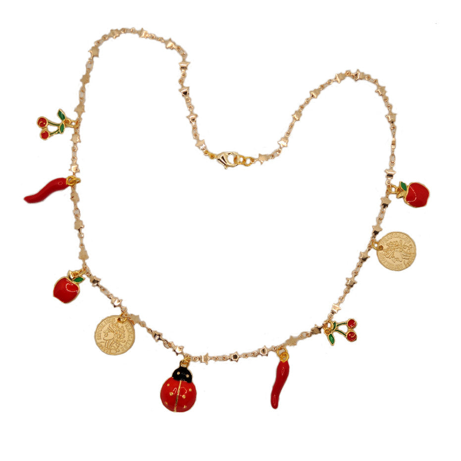Le Troisième Songe collana con charms oro e rossi, metallo dorato nichel free, lunghezza cm 25. Collana fatta a mano. Pezzo unico. Collane bigiotteria particolari. Collane corte. Collana donna. Collana donna girocollo. Collane moderne. Collane boho. Collane romantiche.