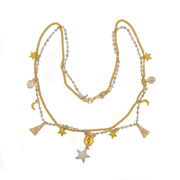 Le Troisième Songe collana a più fili con charms gialli bianchi oro, metallo dorato nichel free, lunghezza cm 29. Collana fatta a mano. Pezzo unico. Collane bigiotteria particolari. Collane corte. Collana donna. Collana donna girocollo. Collane moderne. Collane boho. Collane romantiche.