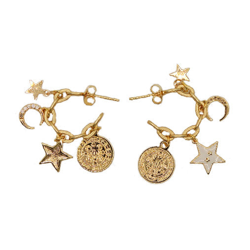 Le Troisième Songe Orecchini a cerchio con charms, stelle, lunghi cm 3. Bigiotteria elegante. Orecchini donna. Orecchini particolari. Orecchini pendenti. Orecchini fatti a mano. Orecchini eleganti. Orecchini gioiello. Orecchini pendenti artigianali. Gioielli artigianali. Orecchini fatti a mano Milano. Gioielli unici.
