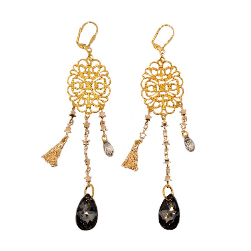 Le Troisième Songe Orecchini lunghi con charms pietre dure metallo dorato nichel free. Bigiotteria elegante. Orecchini donna. Orecchini particolari. Orecchini pendenti. Orecchini fatti a mano. Orecchini eleganti. Orecchini gioiello. Orecchini pendenti. Gioielli artigianali. Orecchini fatti a mano. Gioielli unici.