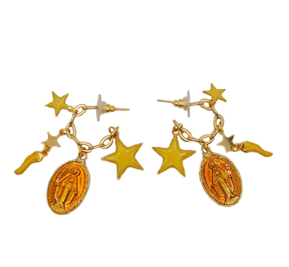 Le Troisième Songe Orecchini a cerchio con charms, stelle, lunghi cm 3. Bigiotteria elegante. Orecchini donna. Orecchini particolari. Orecchini pendenti. Orecchini fatti a mano. Orecchini eleganti. Orecchini gioiello. Orecchini pendenti artigianali. Gioielli artigianali. Orecchini fatti a mano Milano. Gioielli unici.
