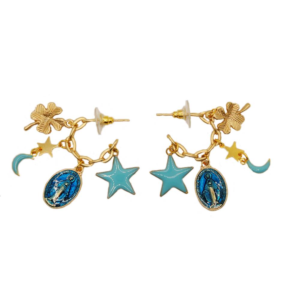 Le Troisième Songe Orecchini a cerchio con charms, stelle, lunghi cm 3. Bigiotteria elegante. Orecchini donna. Orecchini particolari. Orecchini pendenti. Orecchini fatti a mano. Orecchini eleganti. Orecchini gioiello. Orecchini pendenti artigianali. Gioielli artigianali. Orecchini fatti a mano Milano. Gioielli unici.
